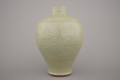 Gegraveerde celadon vaas in Chinees porselein, mogelijk Ming Longquan
