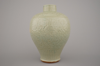 Gegraveerde celadon vaas in Chinees porselein, mogelijk Ming Longquan
