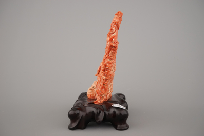 Groupe fine sculpt&eacute;e en corail rouge de Guanyin jouant le 'Qin', Chine, 19e