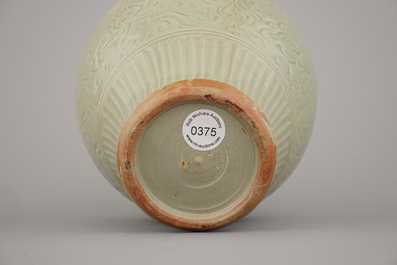 Gegraveerde celadon vaas in Chinees porselein, mogelijk Ming Longquan