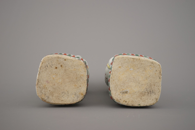 Deux figures wucai en porcelaine de Chine de fr&egrave;res Hoho, 19e