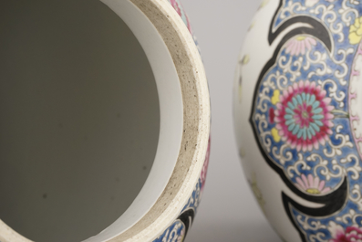 Paire de vases en porcelaine de Chine &agrave; d&eacute;cor floral, famille rose, 19e