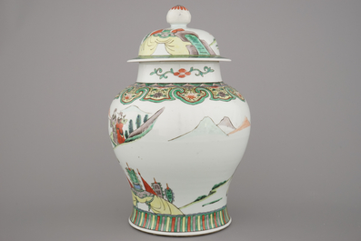 Vase wucai couvert en porcelaine de Chine &agrave; d&eacute;cor de guerriers &agrave; cheval, 19e