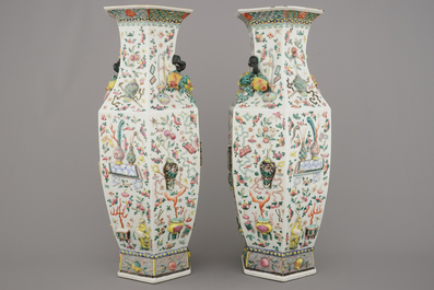 Paire de vases hexagonals d&eacute;cor &agrave; relief, famille rose, 19e