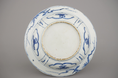 A Chinese porcelain blue and white Ming dynasty Wan-Li klapmuts bowl, 16th C.