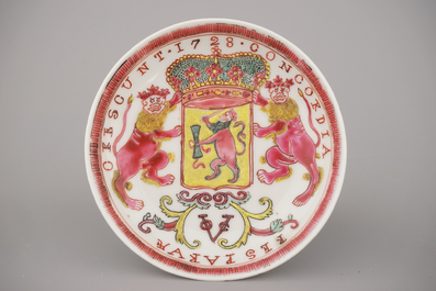 Wapenschild kop en bordje in Chinees porselein met wapenschild van de VOC, gedateerd 1728, Yongzheng