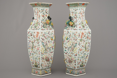 Paire de vases hexagonals d&eacute;cor &agrave; relief, famille rose, 19e