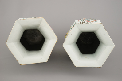 Paire de vases hexagonals d&eacute;cor &agrave; relief, famille rose, 19e