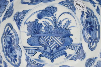 A Chinese porcelain blue and white Ming dynasty Wan-Li klapmuts bowl, 16th C.
