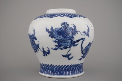 A Chinese porcelain blue and white vase with pomegranate design, 18/19th C.