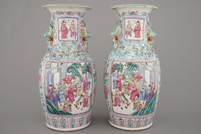 Paire de vases en porcelaine de Chine &agrave; d&eacute;cor d'un palais, famille rose, 19e