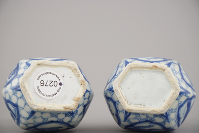 Paire de vases presque semblant en porcelaine de Chine, bleu et blanc, Kangxi