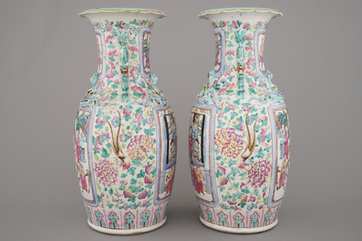 Paire de vases en porcelaine de Chine &agrave; d&eacute;cor d'un palais, famille rose, 19e