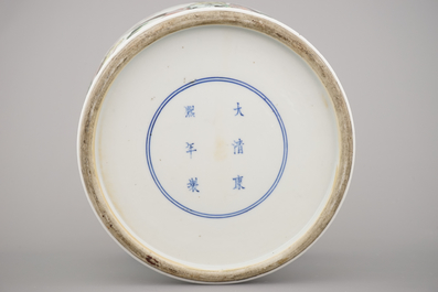 Vase wucai couvert en porcelaine de Chine &agrave; d&eacute;cor de guerriers &agrave; cheval, 19e
