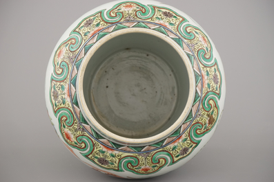 Vase wucai couvert en porcelaine de Chine &agrave; d&eacute;cor de guerriers &agrave; cheval, 19e