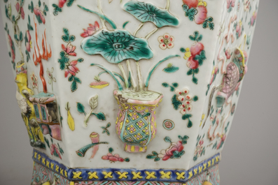 Paire de vases hexagonals d&eacute;cor &agrave; relief, famille rose, 19e
