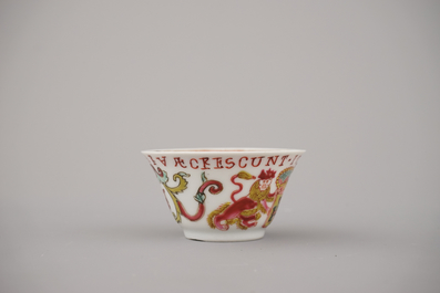 Wapenschild kop en bordje in Chinees porselein met wapenschild van de VOC, gedateerd 1728, Yongzheng