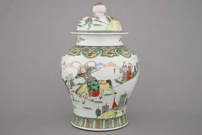 Vase wucai couvert en porcelaine de Chine &agrave; d&eacute;cor de guerriers &agrave; cheval, 19e