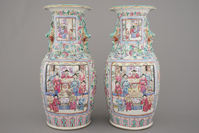 Paire de vases en porcelaine de Chine &agrave; d&eacute;cor d'un palais, famille rose, 19e