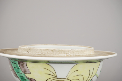 Vase wucai couvert en porcelaine de Chine &agrave; d&eacute;cor de guerriers &agrave; cheval, 19e