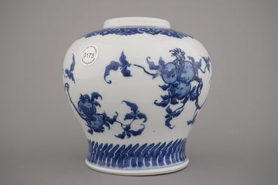 A Chinese porcelain blue and white vase with pomegranate design, 18/19th C.