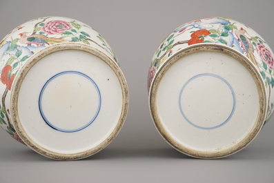 Paire de vases en porcelaine de Chine &agrave; d&eacute;cor floral, famille rose, 19e
