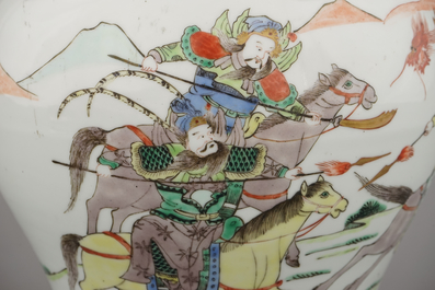 Vase wucai couvert en porcelaine de Chine &agrave; d&eacute;cor de guerriers &agrave; cheval, 19e
