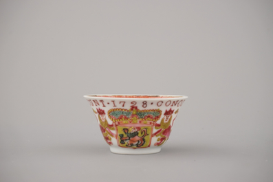Wapenschild kop en bordje in Chinees porselein met wapenschild van de VOC, gedateerd 1728, Yongzheng