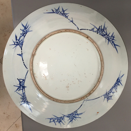 Tr&egrave;s grand plat chinois doucai &agrave; d&eacute;cor neuf p&ecirc;ches', 19e