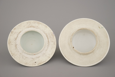 Paire de vases en porcelaine de Chine &agrave; d&eacute;cor floral, famille rose, 19e