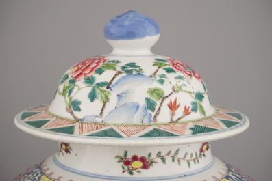 Paire de vases en porcelaine de Chine &agrave; d&eacute;cor floral, famille rose, 19e