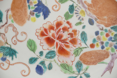 Paire de plats en porcelaine de Chine, &agrave; d&eacute;cor d'&eacute;cureuils, famille rose, 18e