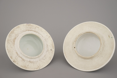 Paire de vases en porcelaine de Chine &agrave; d&eacute;cor floral, famille rose, 19e