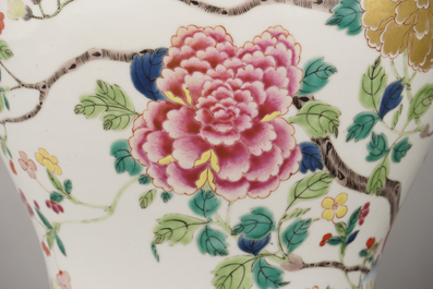 Paire de vases en porcelaine de Chine &agrave; d&eacute;cor floral, famille rose, 19e