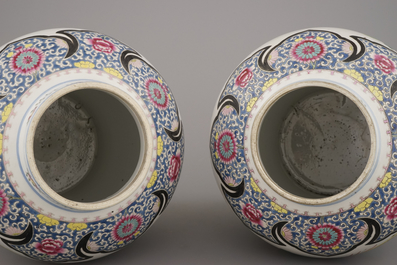 Paire de vases en porcelaine de Chine &agrave; d&eacute;cor floral, famille rose, 19e