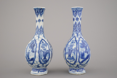 Paire de vases presque semblant en porcelaine de Chine, bleu et blanc, Kangxi