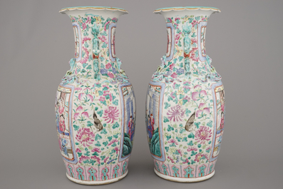 Paire de vases en porcelaine de Chine &agrave; d&eacute;cor d'un palais, famille rose, 19e