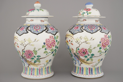 Paire de vases en porcelaine de Chine &agrave; d&eacute;cor floral, famille rose, 19e