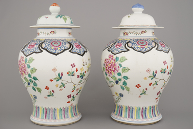 Paire de vases en porcelaine de Chine &agrave; d&eacute;cor floral, famille rose, 19e