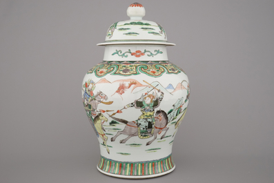 Vase wucai couvert en porcelaine de Chine &agrave; d&eacute;cor de guerriers &agrave; cheval, 19e