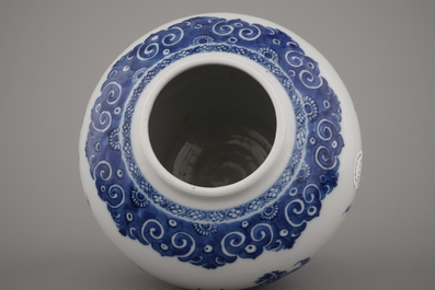 A Chinese porcelain blue and white vase with pomegranate design, 18/19th C.