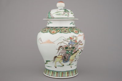 Vase wucai couvert en porcelaine de Chine &agrave; d&eacute;cor de guerriers &agrave; cheval, 19e