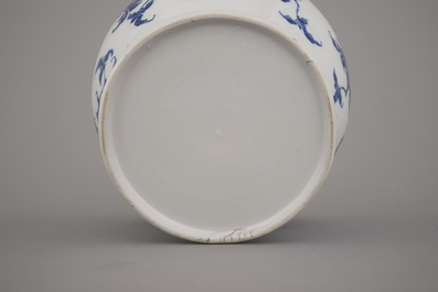 A Chinese porcelain blue and white vase with pomegranate design, 18/19th C.