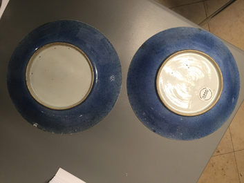Paar borden in Chinees porselein, 'bleu-poudr&eacute;' en verguld, 18e eeuw
