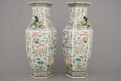 Paire de vases hexagonals d&eacute;cor &agrave; relief, famille rose, 19e