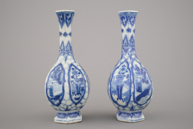 Paire de vases presque semblant en porcelaine de Chine, bleu et blanc, Kangxi