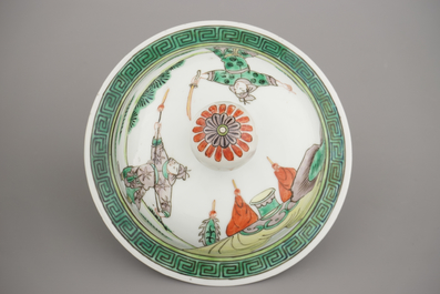 Vase wucai couvert en porcelaine de Chine &agrave; d&eacute;cor de guerriers &agrave; cheval, 19e