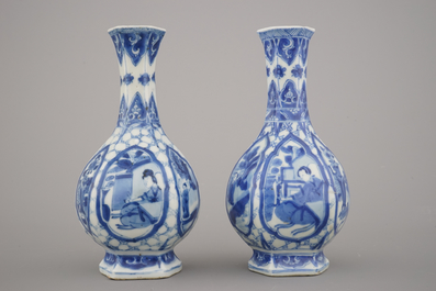 Paire de vases presque semblant en porcelaine de Chine, bleu et blanc, Kangxi