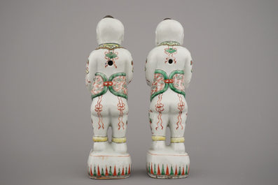 Deux figures wucai en porcelaine de Chine de fr&egrave;res Hoho, 19e