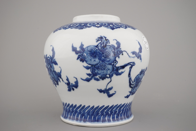 A Chinese porcelain blue and white vase with pomegranate design, 18/19th C.